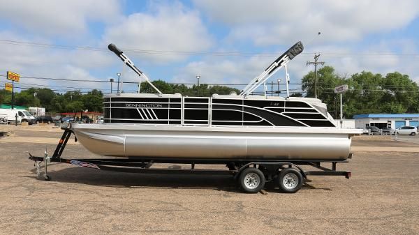 Bennington 22 L FAST BACK 