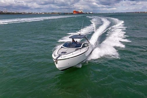 Fairline F-LINE-33 image