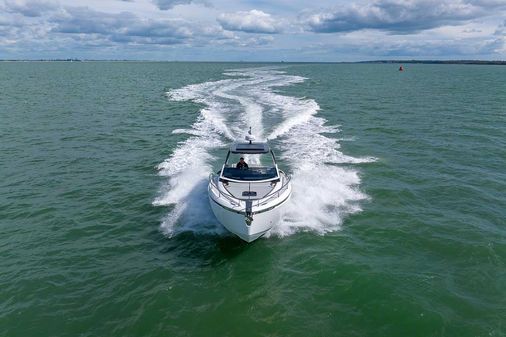 Fairline F-LINE-33 image