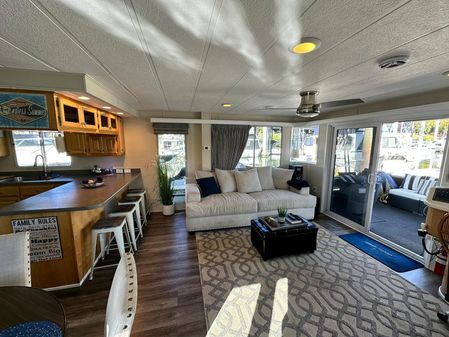 Horizon HOUSEBOAT image