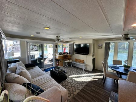 Horizon HOUSEBOAT image