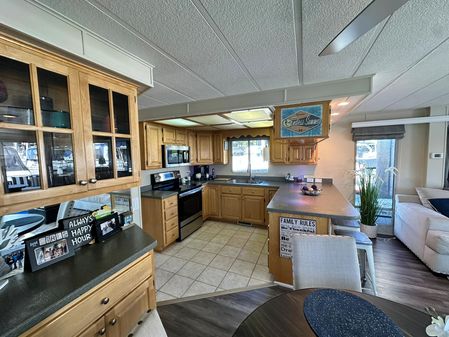 Horizon HOUSEBOAT image