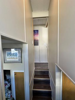 Horizon HOUSEBOAT image