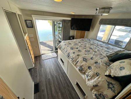 Horizon HOUSEBOAT image