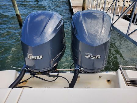 Robalo R260 Center Console image