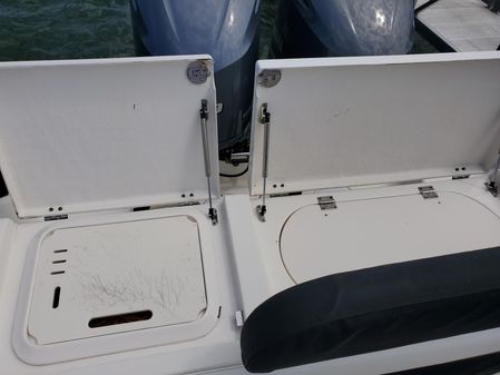 Robalo R260 Center Console image