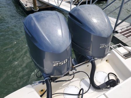 Robalo R260 Center Console image