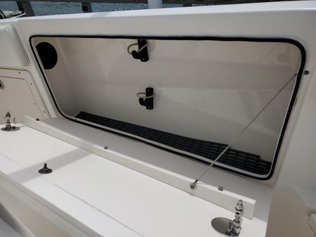 Robalo R260 Center Console image