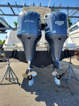 Robalo R260 Center Console image