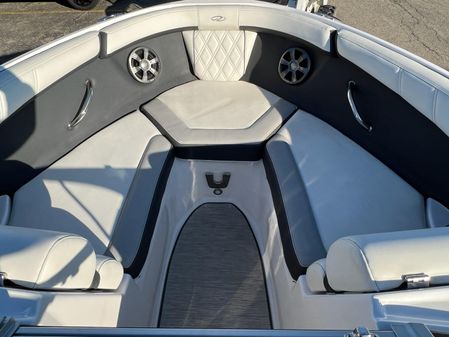 Regal 2000 ES Bowrider image