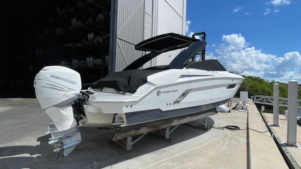 Cruisers Yachts 338 OB 