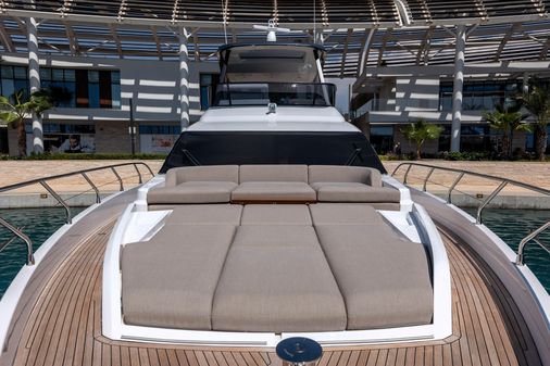 Azimut 68 image