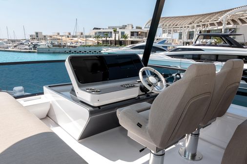 Azimut 68 image