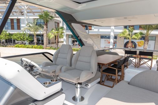 Azimut 68 image