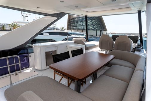 Azimut 68 image