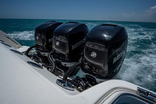 Boston-whaler 350-OUTRAGE image