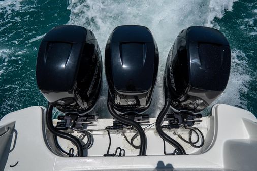 Boston-whaler 350-OUTRAGE image