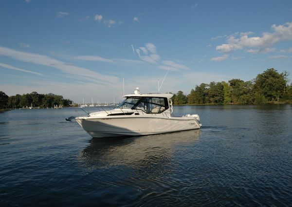 Boston Whaler 325 Conquest image