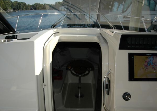 Boston Whaler 325 Conquest image