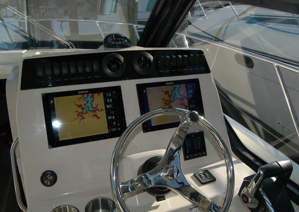 Boston Whaler 325 Conquest image