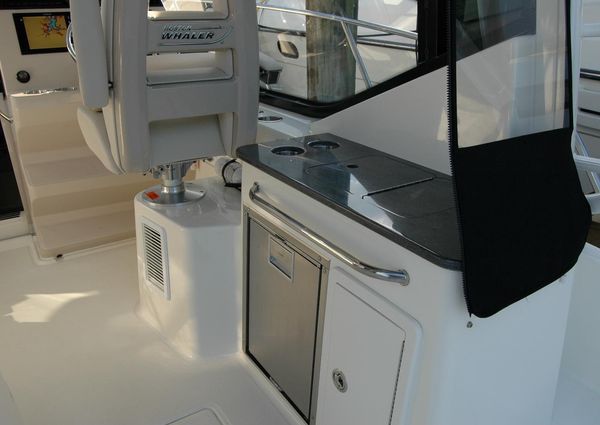 Boston Whaler 325 Conquest image