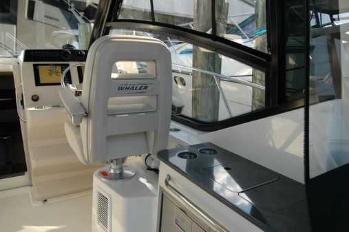 Boston Whaler 325 Conquest image