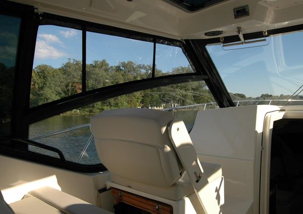 Boston Whaler 325 Conquest image