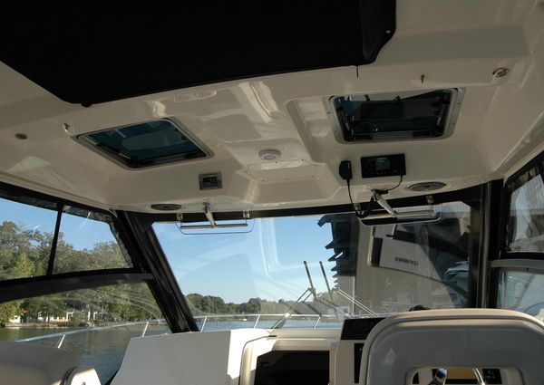 Boston Whaler 325 Conquest image