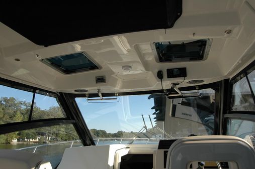 Boston Whaler 325 Conquest image