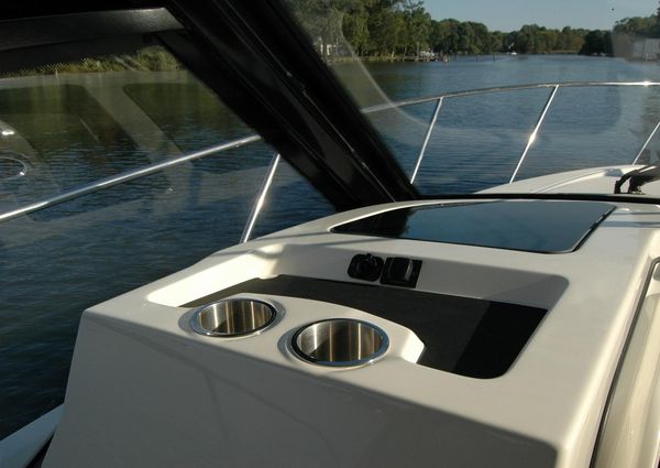 Boston Whaler 325 Conquest image