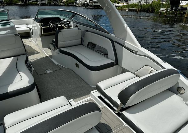 Crownline E305 XS image