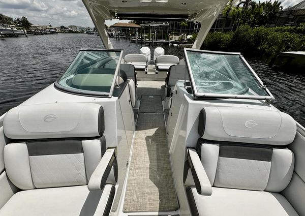 Crownline E305 XS image