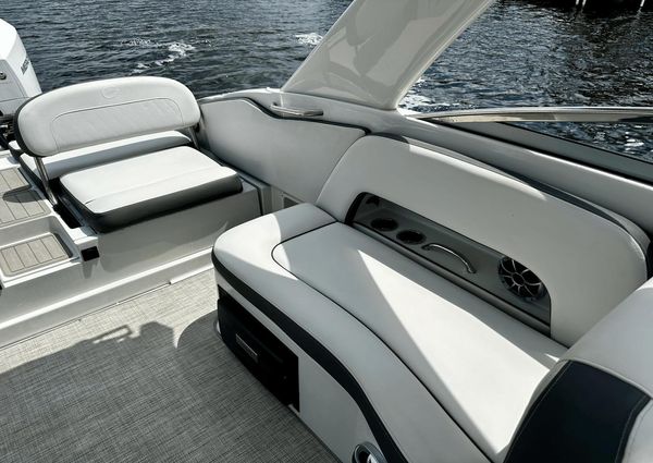 Crownline E305 XS image