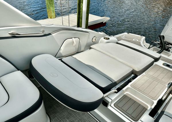 Crownline E305 XS image