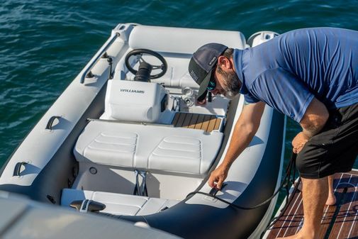 Ferretti Yachts 750 image