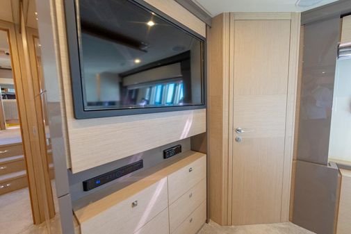 Ferretti Yachts 750 image