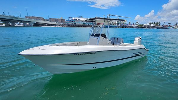 Hydra-Sports 2400 CC Vector