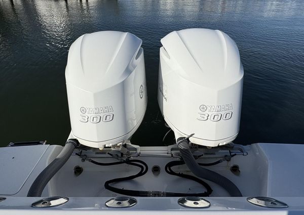 Everglades 275 Center Console image