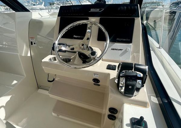 Boston Whaler 325 Conquest image