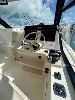 Boston Whaler 325 Conquest image