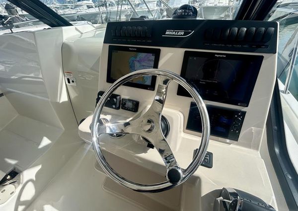 Boston Whaler 325 Conquest image