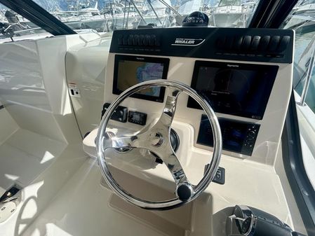 Boston Whaler 325 Conquest image