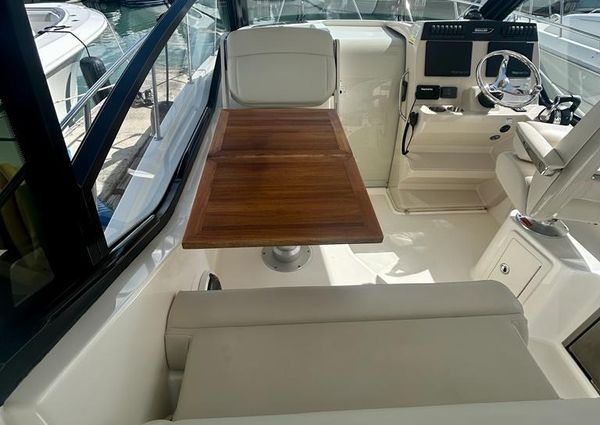 Boston Whaler 325 Conquest image