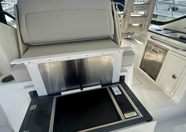 Boston Whaler 325 Conquest image