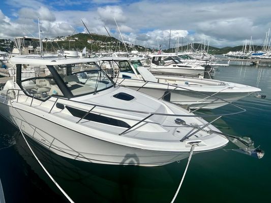 Boston Whaler 325 Conquest - main image