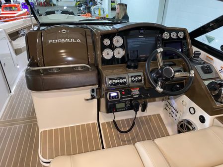 Formula 350 Crossover Bowrider image