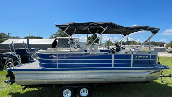 Lexington 524 TRITOON