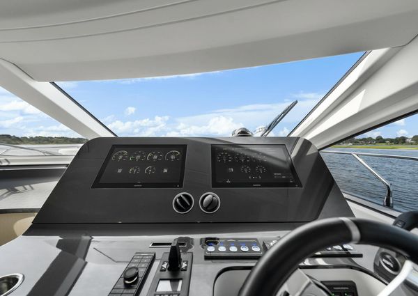 Azimut 68 image