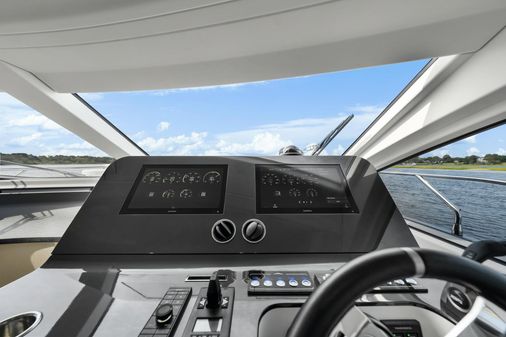 Azimut 68 image