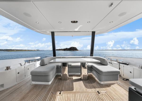 Azimut 68 image